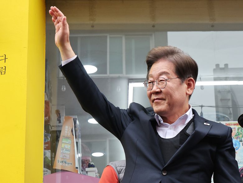 더불어민주당 이재명 대선 후보가 5일 경기도 양평군 양평물맑은시장에서 열린 ‘골목골목 경청투어’에서 시민들에게 인사하고 있다. [연합]