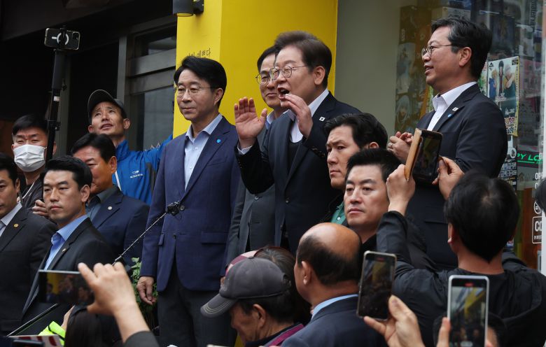더불어민주당 이재명 대선 후보가 5일 경기도 양평군 양평물맑은시장에서 열린 ‘골목골목 경청투어’에서 발언하고 있다. [연합]