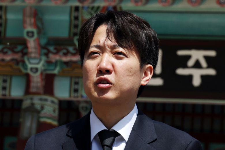 4일 오전 광주 북구 국립 5·18 민주묘지에서 이준석 개혁신당 대선후보가 참배를 마친 뒤 발언하고 있다. [연합]