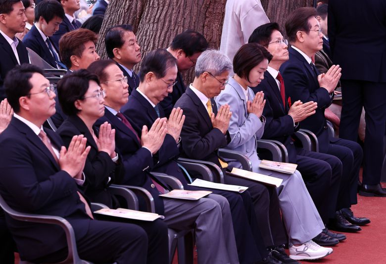 5일 서울 종로구 조계사에서 열린 불기 2569년 부처님오신날 봉축법요식에 대선 후보와 정당 정치인들이 합장하고 있다.  오른쪽부터 이재명 더불어민주당  대선 후보, 김문수 국민의힘 대선 후보, 김재연 진보당 대선 후보, 권영국 정의당  대선 후보, 무소속 한덕수 대선 예비후보, 권영세 국민의힘 비상대책위원장. [연합]