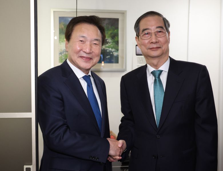 무소속 한덕수 대선 예비후보와 손학규 전 바른미래당 대표가 5일 서울 종로구 한 식당에서 만찬 회동을 하고 있다. [연합]