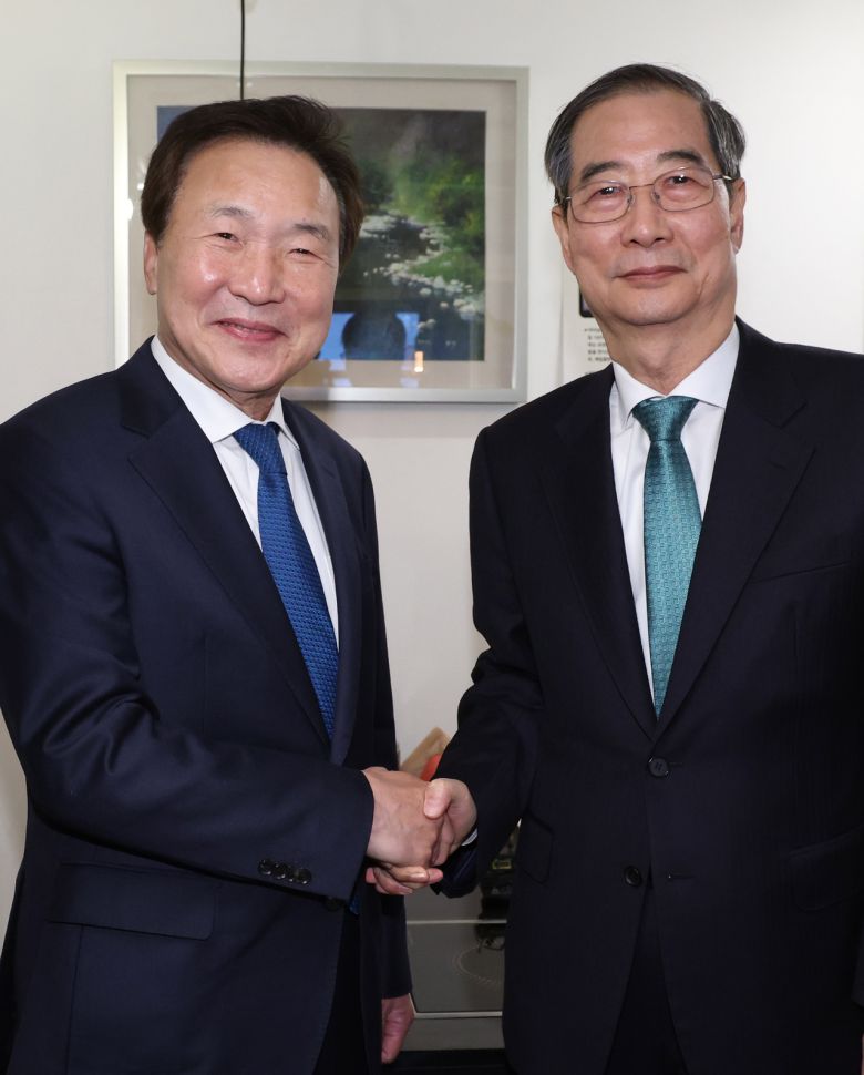 무소속 한덕수 대선 예비후보와 손학규 전 바른미래당 대표가 5일 서울 종로구 한 식당에서 만찬 회동을 하고 있다. <연합>