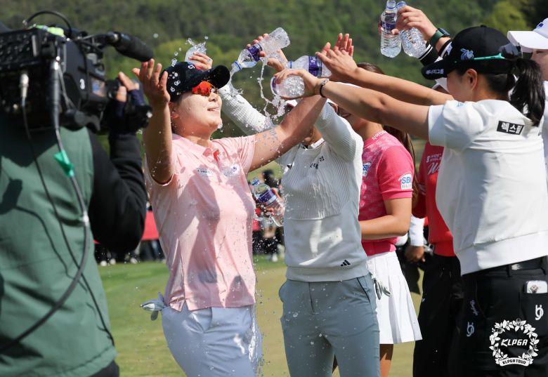 홍정민이 시즌 첫 메이저대회인 KLPGA 챔피언십에서 우승한 뒤 동료들의 축하 물세례를 기분좋게 받고 있다.    [KLPGA 제공]