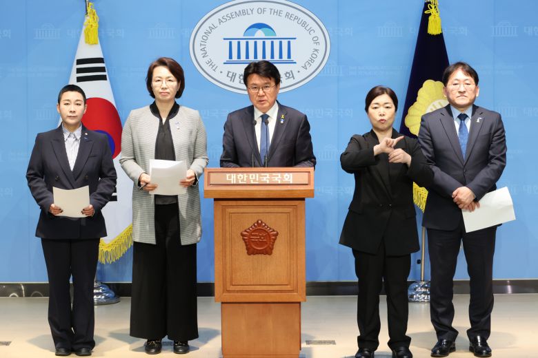 조국혁신당 황운하 원내대표가 지난달 29일 서울 여의도 국회 소통관에서 당론으로 발의한 ‘행정수도 건설을 위한 특별법’에 대해 설명하고 있다. [연합]