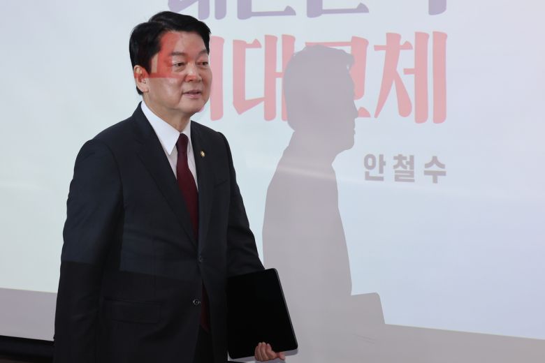 안철수 국민의힘 의원이 지난달 13일 서울 여의도 국회 의원회관에서 대선공약을 발표하기 위해 발언대로 향하고 있다. [연합]