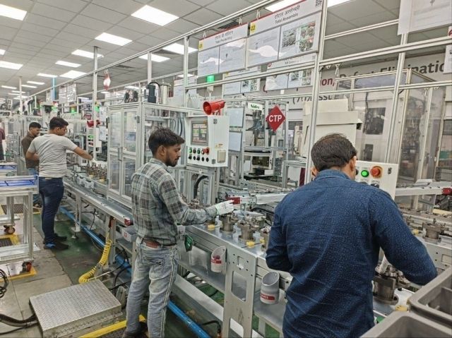 LG전자 노이다 공장에서 직원들이 에어컨 컴프레서를 생산하고 있다. [LG전자 제공]