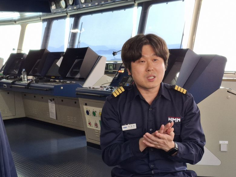 이정진 HMM펄호 선장이 조타실 앞에서 포즈를 취하고 있다. [김성우 기자]