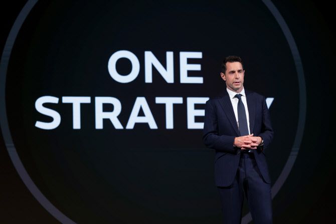 로빈 콜건 재규어랜드로버(JLR) 코리아 대표가 30일 오전 서울 중구 포시즌스 호텔 서울에서 기자간담회를 열고 고객 소유 경험을 혁신하는 미래 전략인 ‘원(One) 전략’을 발표하는 모습. [JLR 코리아]