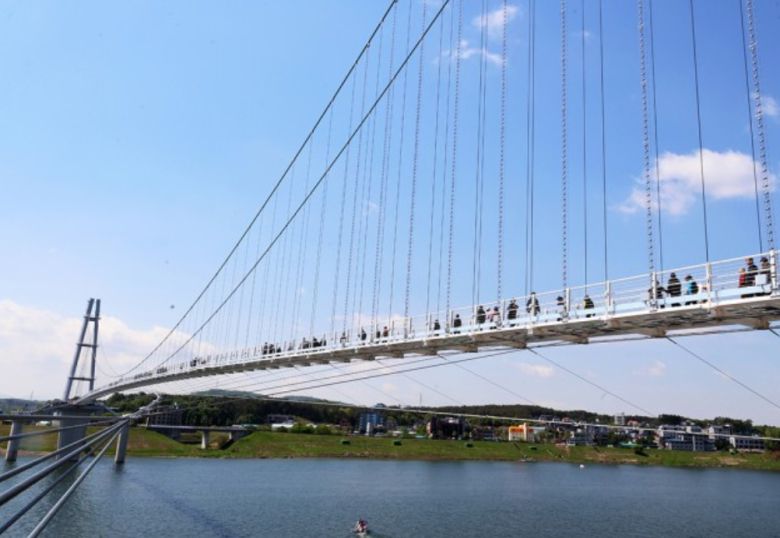 여주 남한강 출렁다리[여주시 제공]
