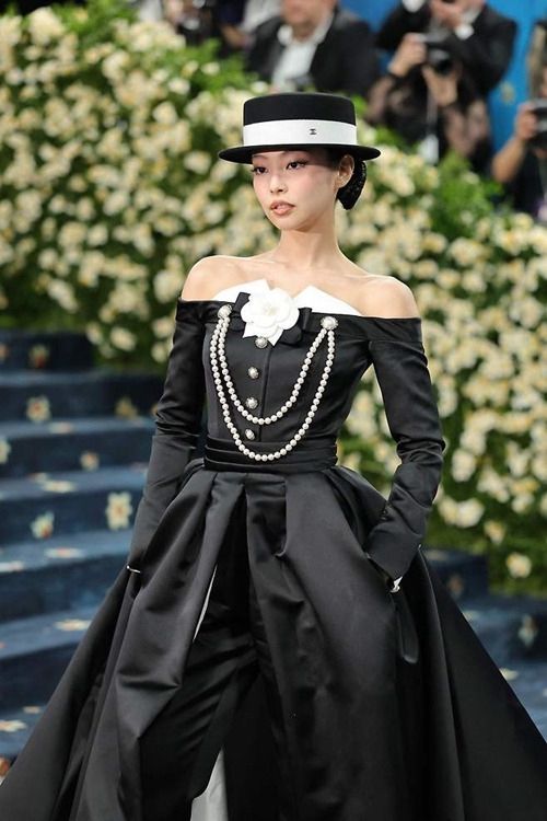 뉴욕 ‘매트갈라’ 행사에서 제니는 대형 진주 장식과 흰색 리본으로 장식된 고전적인 검은색 드레스를 입고 흰색 띠를 두른 검은색 모자를 매치해 ‘샤넬 룩’을 선보였다. [연합]