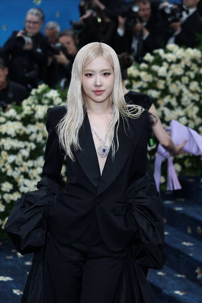 뉴욕 ‘매트갈라’ 행사에서 로제는 양쪽 어깨에 강조된 셍 로랑의 검은색 턱시도 패션을 선보였다. [연합]