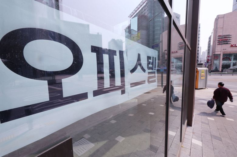 서울 시내 한 오피스텔 건물에 분양안내문이 붙어 있다.  [연합]