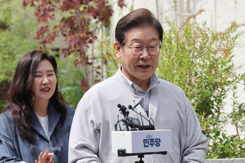 이재명 더불어민주당 대선 후보가 ‘골목골목 경청투어:국토종주편’에 나선 7일 전북 전주시 완산구의 한 카페에서 ‘K-콘텐츠’ 산업 진흥 간담회를 마친 뒤 고법의 ‘파기환송심 연기’ 관련 입장을 밝히고 있다.     이날 서울고등법원은 오는 15일 예정됐던 이 후보의 공직선거법 위반 혐의 사건 파기환송심 첫 공판을 오는 6월 18일로 연기했다. [연합]