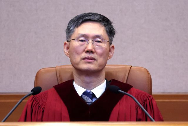 문형배 헌법재판소장 권한대행이 23일 오전 서울 종로구 헌법재판소 대심판정에서 열린 방통위원장 탄핵심판 청구 사건 선고에 참석해 있다. [연합]
