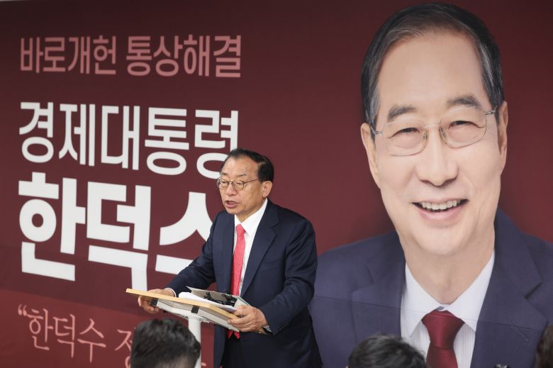 무소속 한덕수 대통령선거 예비후보 캠프 이정현 대변인이 7일 서울 영등포구 한 후보 캠프 사무실에서 한 후보의 기자회견이 끝난 뒤 취재진 질문에 답하고 있다. <연합뉴스>