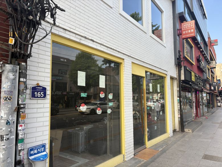 점포정리에 들어간 한 상점의 모습. [정주원 기자]