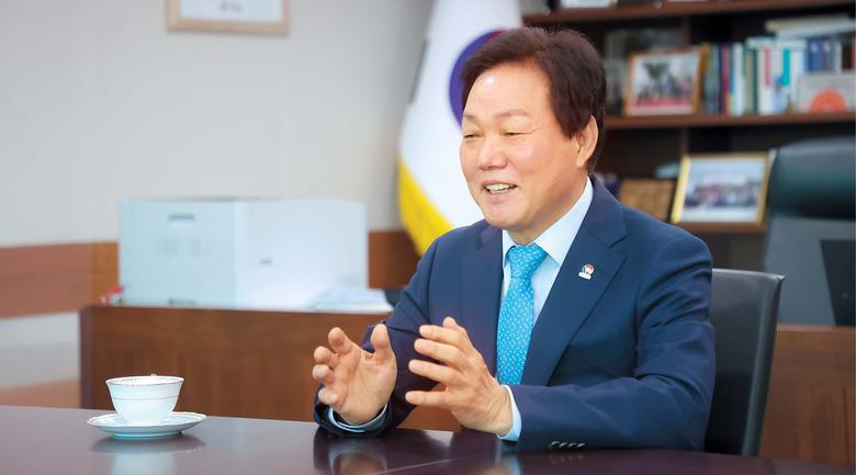 박완수 경남도지사가 지난달 28일 헤럴드경제와 인터뷰하고 있다.  [경남도청 제공]