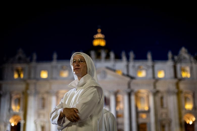 6일(현지시간) 바티칸에서 한 수녀가 차기 교황 선출을 위한 콘클라베를 앞두고 성 베드로 광장을 바라보고 있다. [로이터]