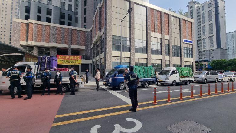 운암모아엘가 유치권 갈등은 당분간 지속될 예정이다. 시행사측은 건조물침입, 업무방해, 재물손해 등으로 법적조치를 예고했다. 서인주 기자