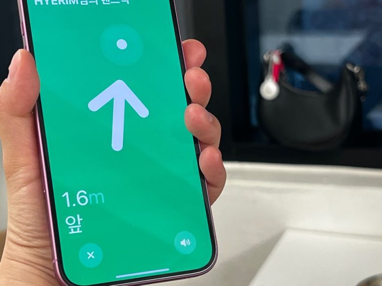 ‘물품 찾기’로 에어태그가 부착된 가방의 위치를 찾는 모습. [박혜림 기자/rim@]