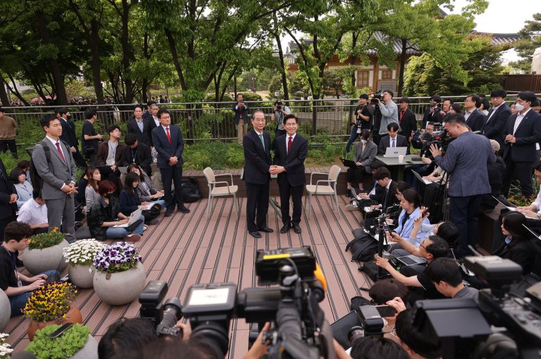 김문수 국민의힘 대선후보(오른쪽)와 한덕수 무소속 대선 예비후보가 8일 서울 국회 사랑재에 위치한 커피숍에서 만나 기념 촬영하고 있다. [연합]