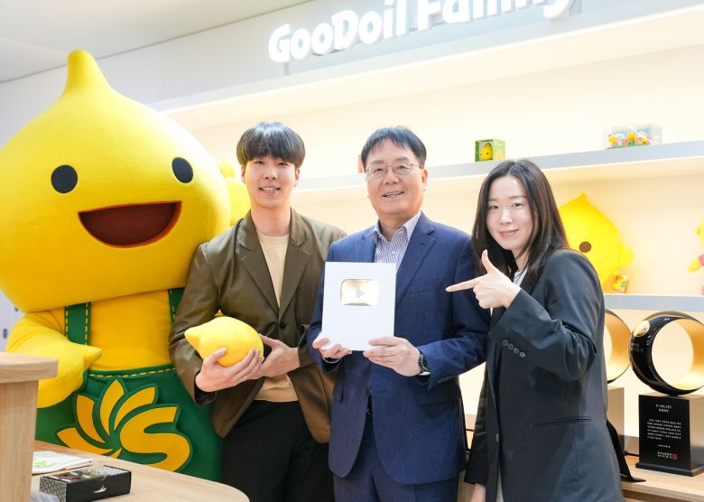 이영호(오른쪽 두번째) S-OIL 영업전략부문장 등이 유튜브 구독자 10만명 달성을 의미하는 실버버튼을 들고 기념촬영을 하고 있다. [S-OIL 제공]