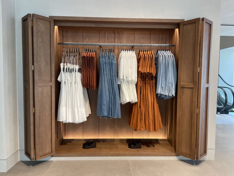 옷장 콘셉트로 진열된 자라 제품들. 전새날 기자