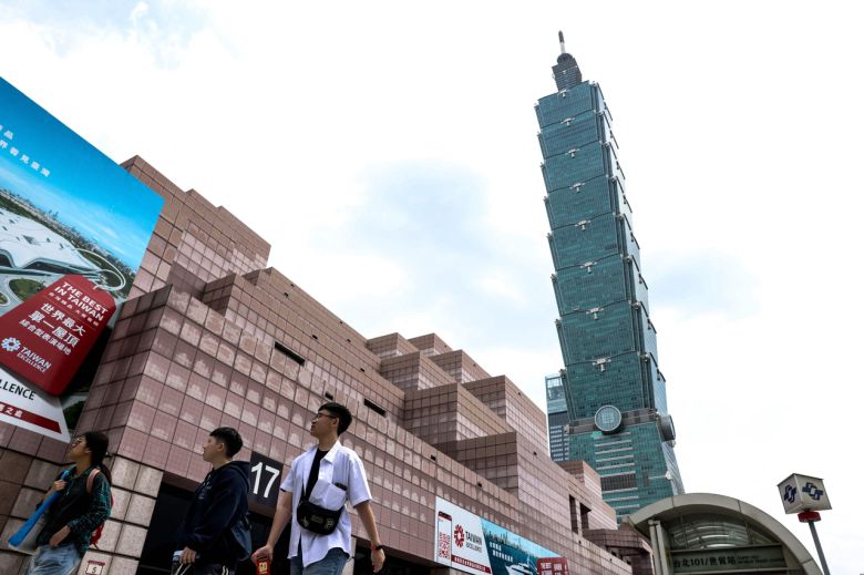 지난 4월 대만 타이베이에서 시민들이 타이베이 101 빌딩 앞을 지나가고 있다. [AFP]