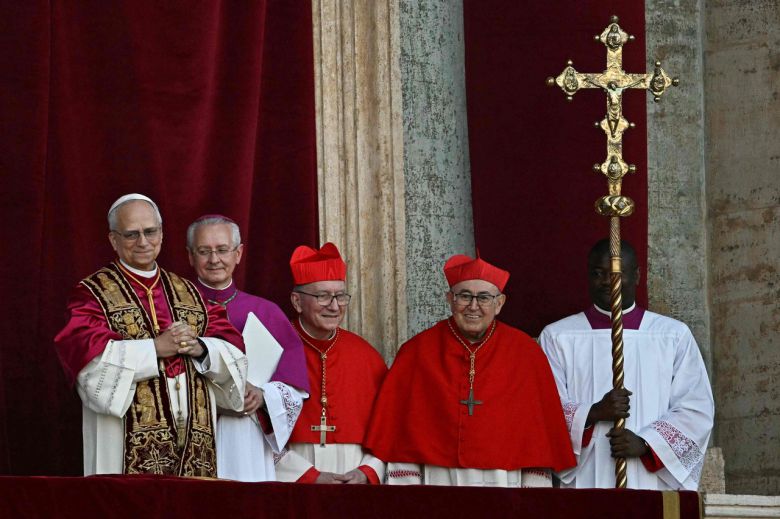 133명의 추기경 선거인단은 8일(현지시간) 제267대 교황으로 미국의 로버트 프랜시스 프레보스트(69·왼쪽) 추기경을 새 교황으로 선출했다. [AFP]