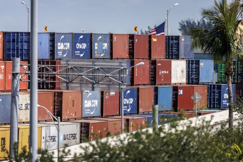 8일(현지시간) 미국 플로리다주 마이애미의 마이애미 국제공항 근처 컨테이너 터미널에 배송 컨테이너가 쌓여 있다. [EPA]