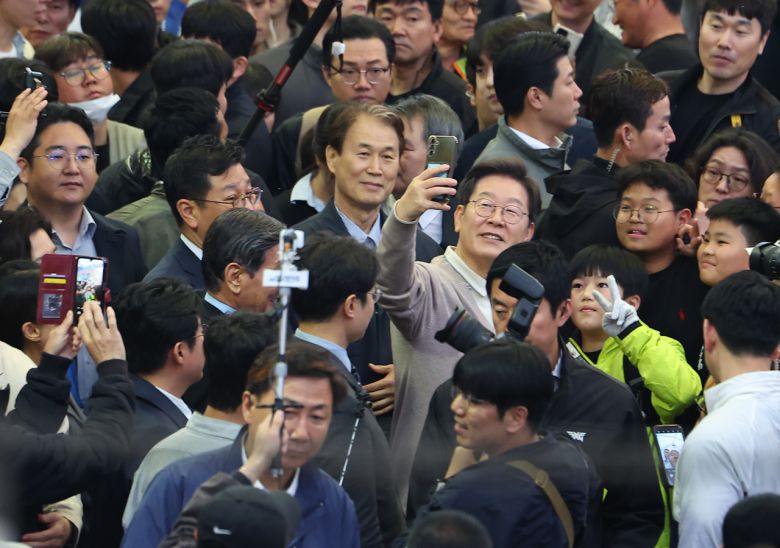 이재명 더불어민주당 대선 후보가 제3차 골목골목 경청투어로 경북지역 방문에 나선 9일 경북 성주군 성주전통시장에서 지지자들과 함께 기념촬영을 하고 있다. [연합]