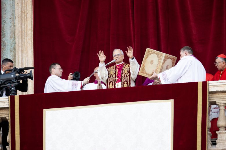 133명의 추기경 선거인단은 8일(현지시간) 제267대 교황으로 미국의 로버트 프랜시스 프레보스트(69·왼쪽) 추기경을 새 교황으로 선출했다. 그가 앞으로 사용할 교황 즉위명은 ‘레오 14세’다 [신화]