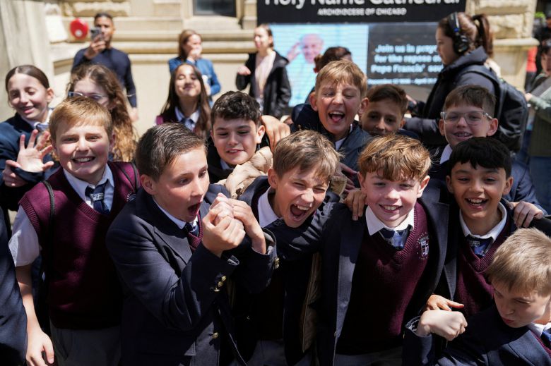 미 일리노이주 시카고의 어린 학생들이 8일(현지시간) 사상 최초의 미국인 출신 교황 탄생 소식에 환호하고 있다. [로이터]