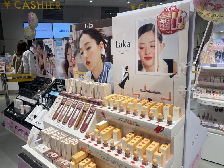 일본 도쿄 긴자의 한 로프트 매장에서 K-뷰티 코스메 페스티벌이 진행 중인 모습. 전새날 기자