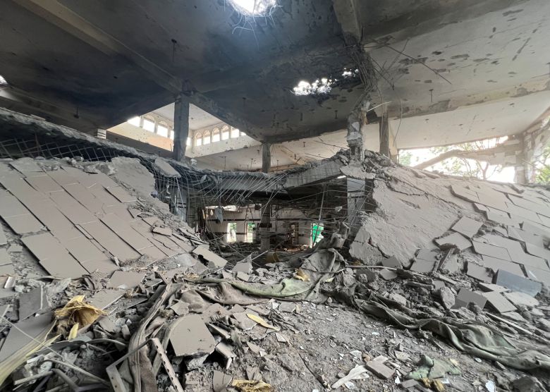 7일(현지시간) 파키스탄 라호르 인근 무리데케에 있는 이슬람 사원이 훼손된 모습. [로이터]