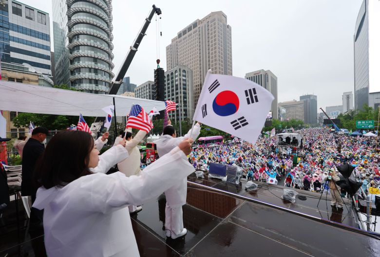 10일 서울 광화문 세종대로사거리에서 대한민국바로세우기운동본부(대국본) 주최로 열린 광화문 국민대회에서 참가자들이 태극기를 흔들고 있다. [연합뉴스]