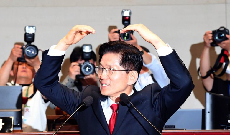 김문수 국민의힘 대선 후보가 9일 오전 서울 여의도 국회에서 열린 의원총회에서 의원들을 향해 하트 포즈를 취하고 있다. 임세준 기자