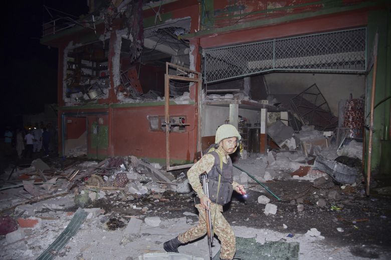 7일 파키스탄령 카슈미르 무자파라바드 인근에서 파키스탄군이 인도 미사일 공격으로 파손된 것으로 보이는 건물을 살펴보고 있다. [AP]