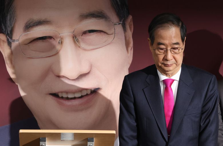 한덕수 대통령선거 예비후보가 11일 서울 여의도 캠프 사무실에서 기자회견을 마친 뒤 인사하고 있다. <연합>