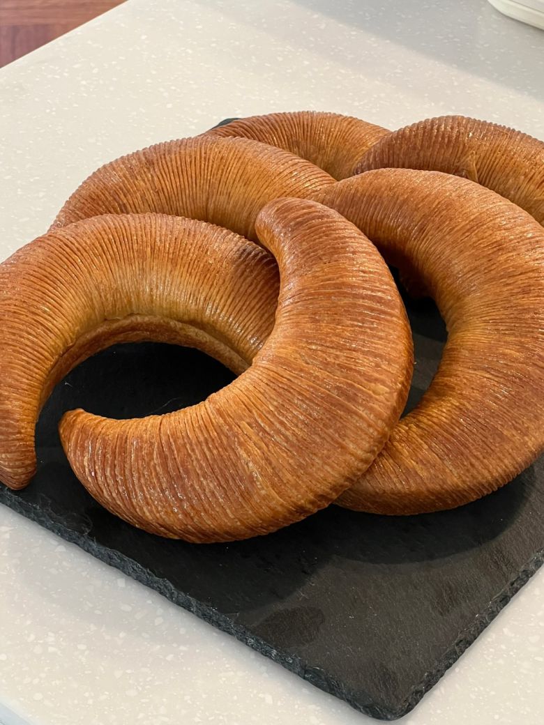 레브두의 ‘만겹크루아상’. 12시간이 걸려 하루 120개만 생산되는 이 크루아상은 방준호 셰프가 창작한 빵이다. 크리스피한 식감과 버터의 풍미가 돋보이는 크루아상. 레브두 제공