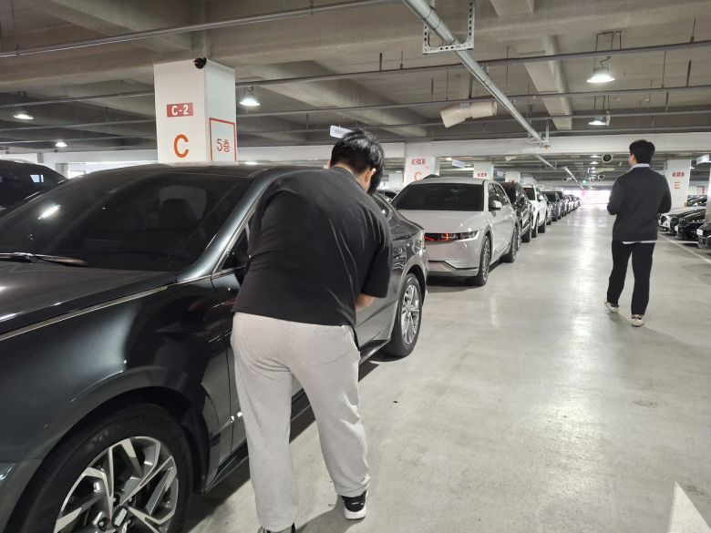 지난 8일 방문한 부천 국민차매매단지에서 롯데렌탈 T카 소속 직원이 차량을 검수하고 있다. [부천=김성우 기자]