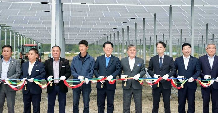 김영록 전남지사(가운데)가 지난 8일 영광군 태양광 발전소 준공식에 참석해 테이프 커팅을 하고 있다.