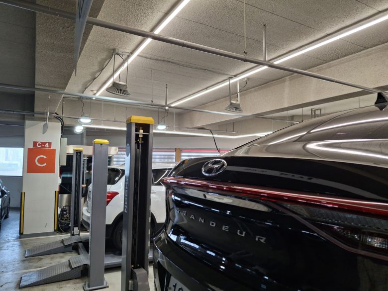 지난 8일 방문한 부천 국민차매매단지 5층 리프트에 차량이 올라와 있는 모습 [부천=김성우 기자]