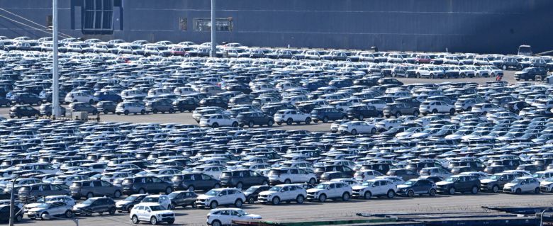 경기도 평택항 내 자동차 전용부두에 선적을 기다리는 수출용 차량이 세워져 있다.［헤럴드경제DB］