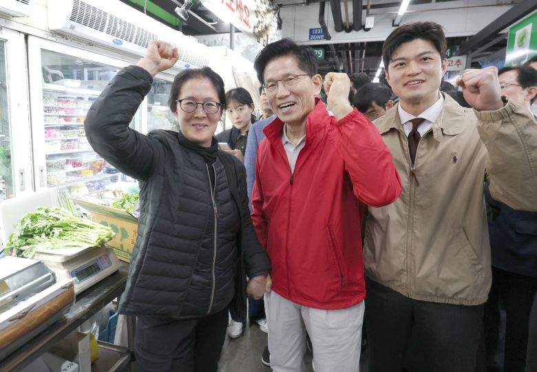 제21대 대통령 선거 공식 선거운동 첫날인 12일 김문수 국민의힘 대선 후보가 서울 송파구 가락시장을 방문해 상인들과 기념촬영을 하고 있다. 오른쪽은 비대위원장에 내정된 김용태 의원.  2025.5.12 [연합]