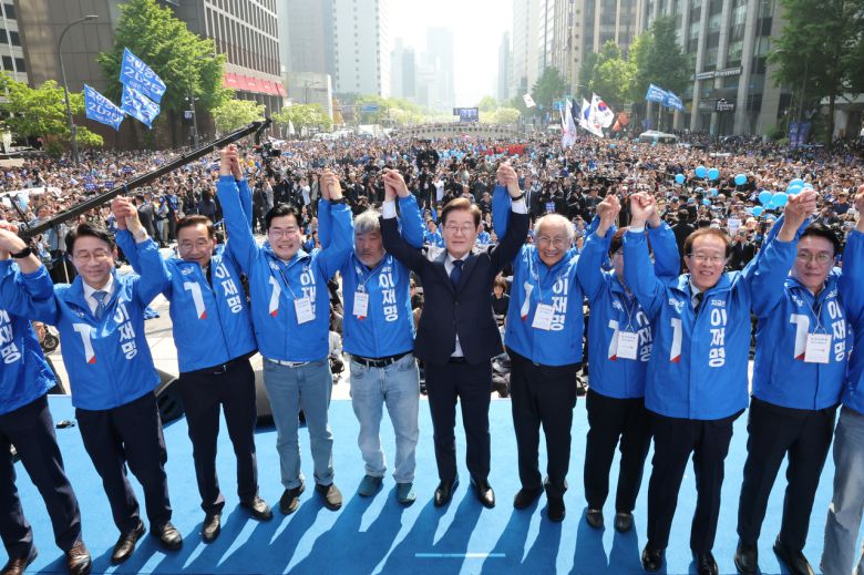 더불어민주당 이재명 대선 후보가 6·3 대통령선거 공식 선거운동 첫날인 12일 ‘빛의 혁명’을 상징하는 공간인 서울 광화문 청계광장에서 첫 유세를 시작하며 두 팔을 번쩍 들고 있다. 이상섭 기자