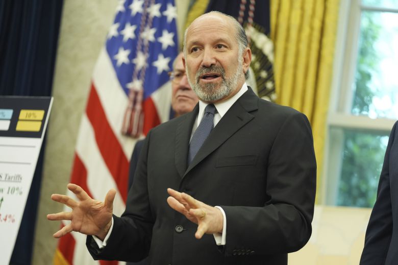 하워드 러트닉 미 상무 장관이 지난 8일(현지시간) 백악관 집무실에서 영국과의 무역 협정에 대해 발표하고 있따. [AP]