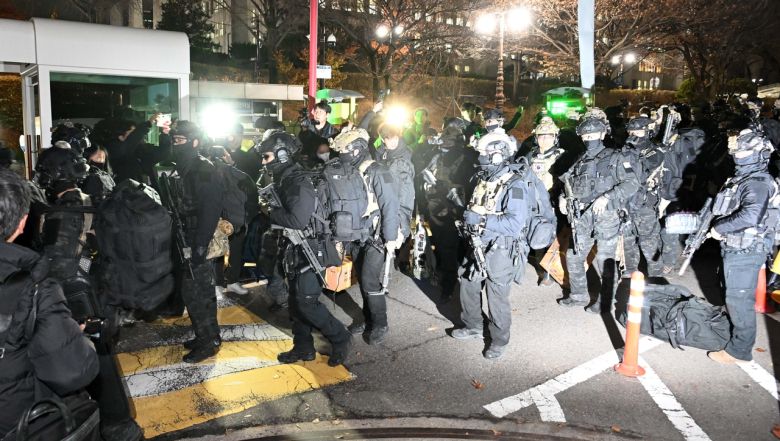 지난해 12월 4일 4일 새벽 서울 여의도 국회의사당에서 계엄군들이 비상계엄 해제 요구 결의안이 가결되자 철수하고 있다. 이상섭 기자