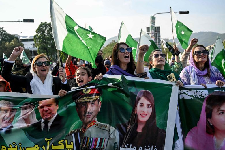 파키스탄인들이 지난 10일(현지시간) 수도 이슬라마바드에서 인도에 대한 항의 시위를 벌이고 있다. [AFP]