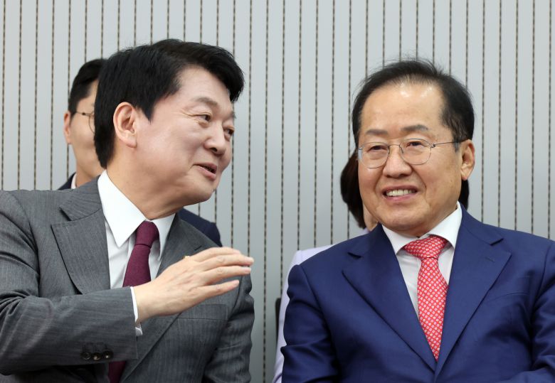 지난달 29일 서울 여의도 국민의힘 당사에서 열린 제21대 대통령 후보자 국민의힘 3차 경선 진출자 발표 행사에서 결과 발표 전 안철수, 홍준표 후보가 대화하고 있다. [국회사진기자단]